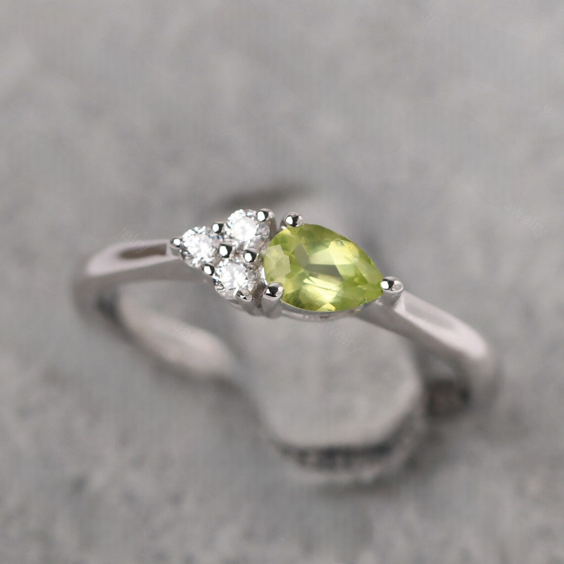 Natürlicher Peridot-Verlobungsring im Tropfenschliff – Ring aus 925er-Sterlingsilber