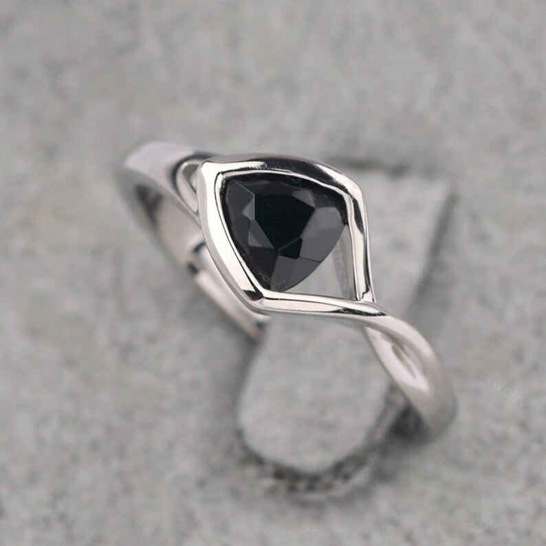 Natürlicher Solitärring aus schwarzem Onyx im Billionenschliff – Ring aus 925er Sterlingsilber