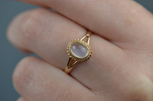 Vintage Regenbogen-Mondstein-Statement-Ring – Solitär-Ring im Ovalschliff – 14 Karat vergoldeter Ring