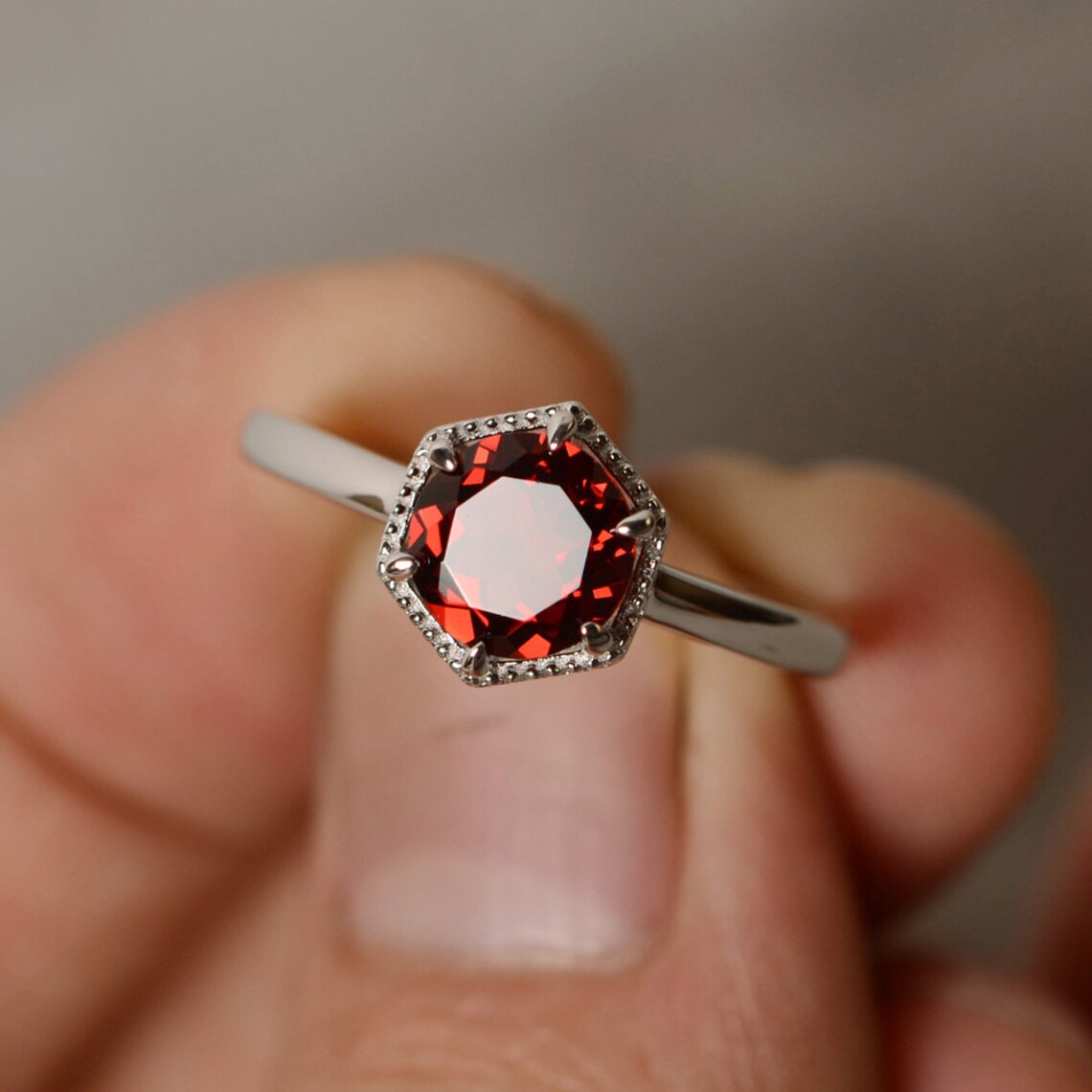 Natürlicher Granat-Solitärring im Rundschliff – 925er-Sterlingsilber – Ring mit sechs Zinken