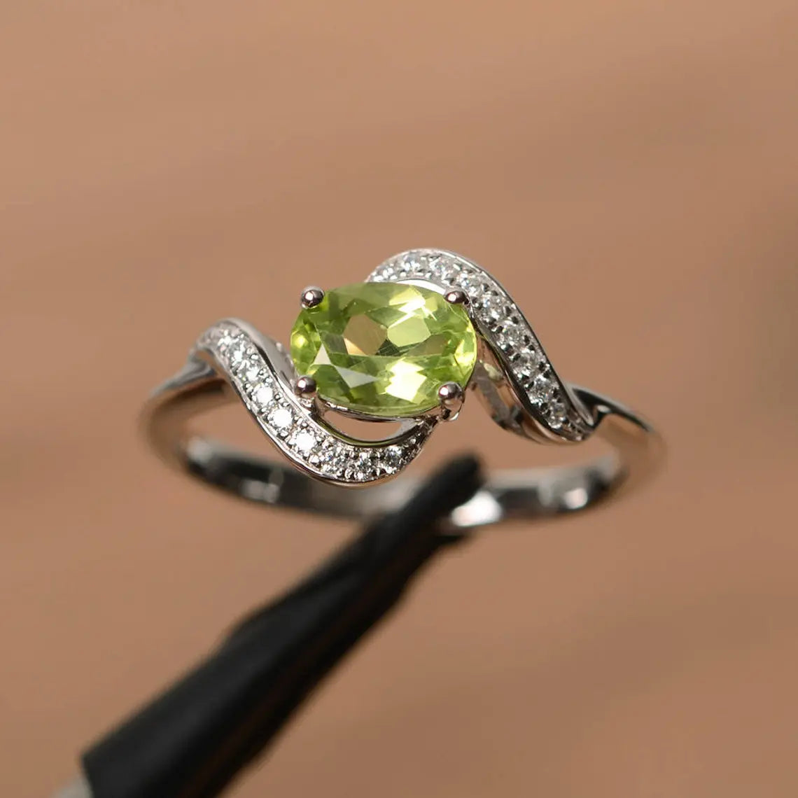 Natürlicher Peridot-Verlobungsring im Ovalschliff – Ring aus 925er Sterlingsilber