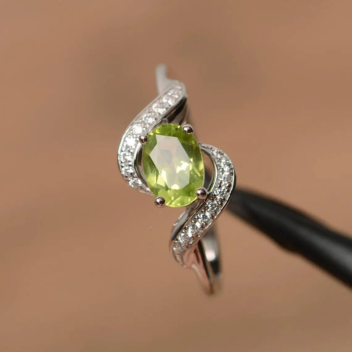 Natürlicher Peridot-Verlobungsring im Ovalschliff – Ring aus 925er Sterlingsilber