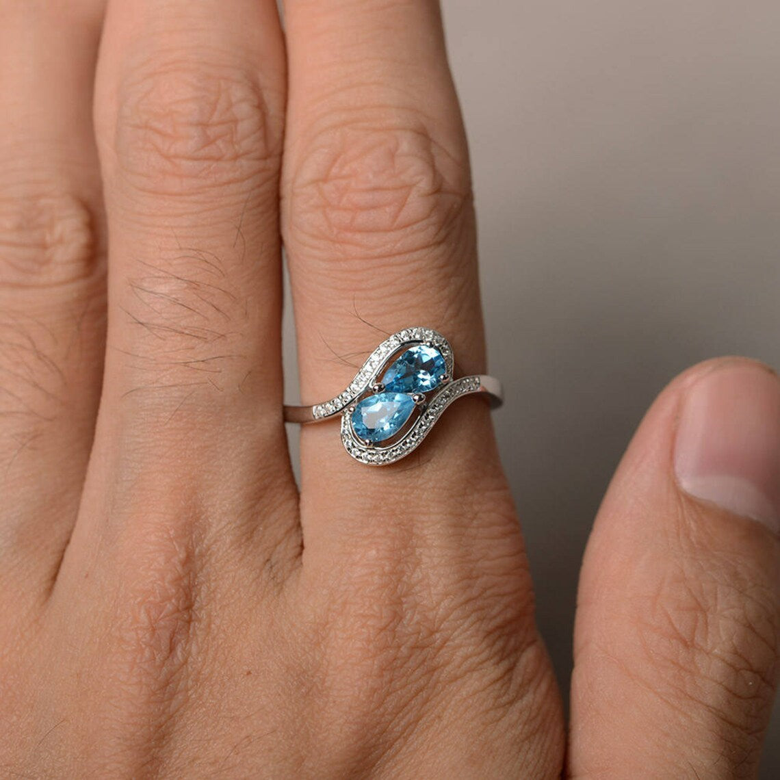 Natürlicher himmelblauer Topas-Ring mit zwei Steinen im Birnenschliff – Ring aus 925er Sterlingsilber