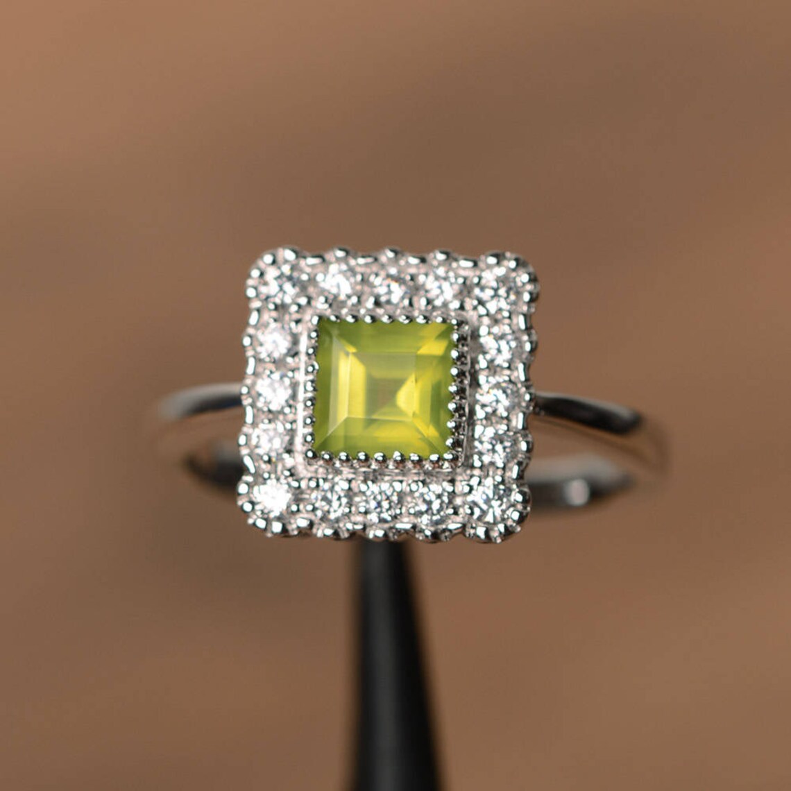 Natürlicher Peridot-Halo-Ring im Quadratschliff – Ring aus 925er Sterlingsilber