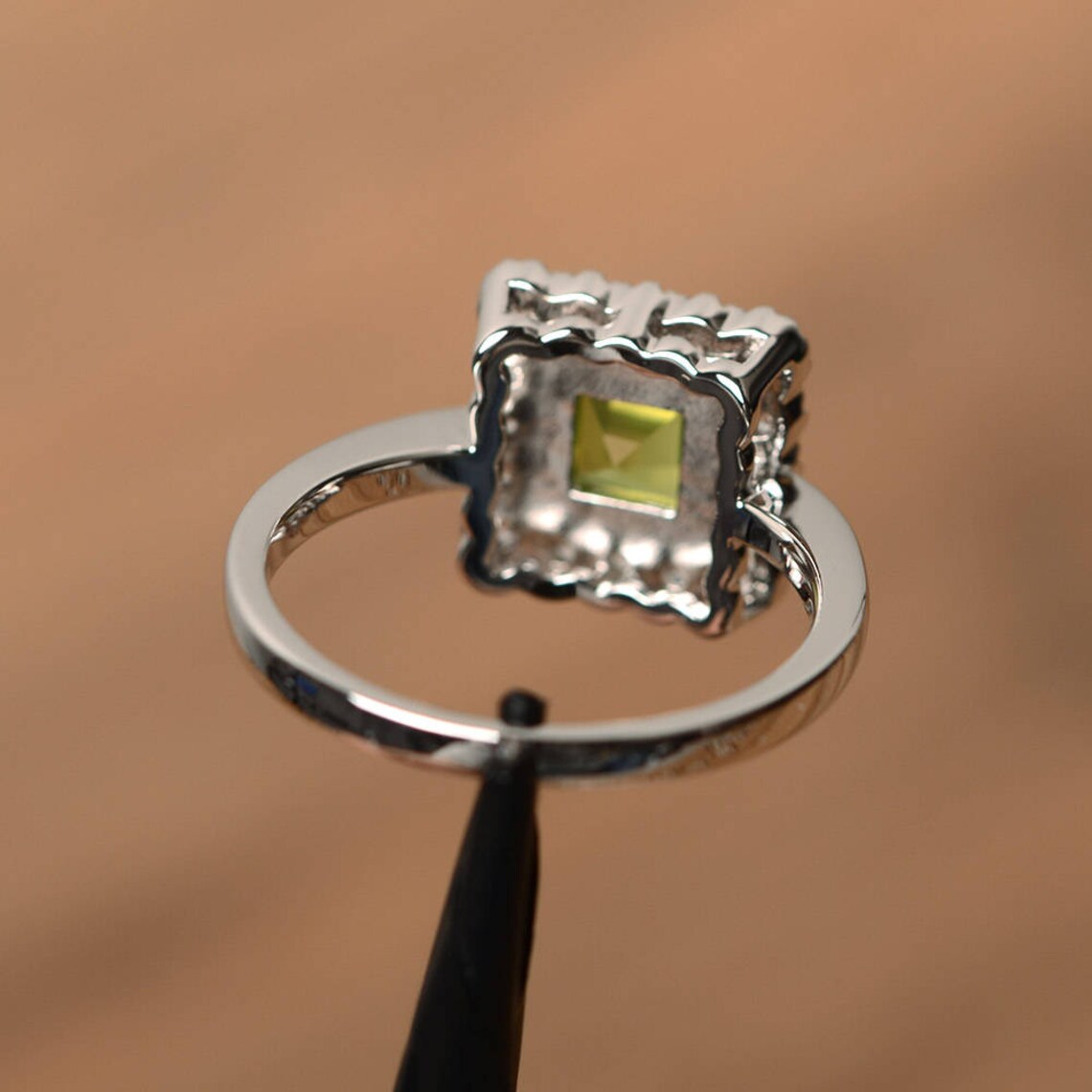 Natürlicher Peridot-Halo-Ring im Quadratschliff – Ring aus 925er Sterlingsilber