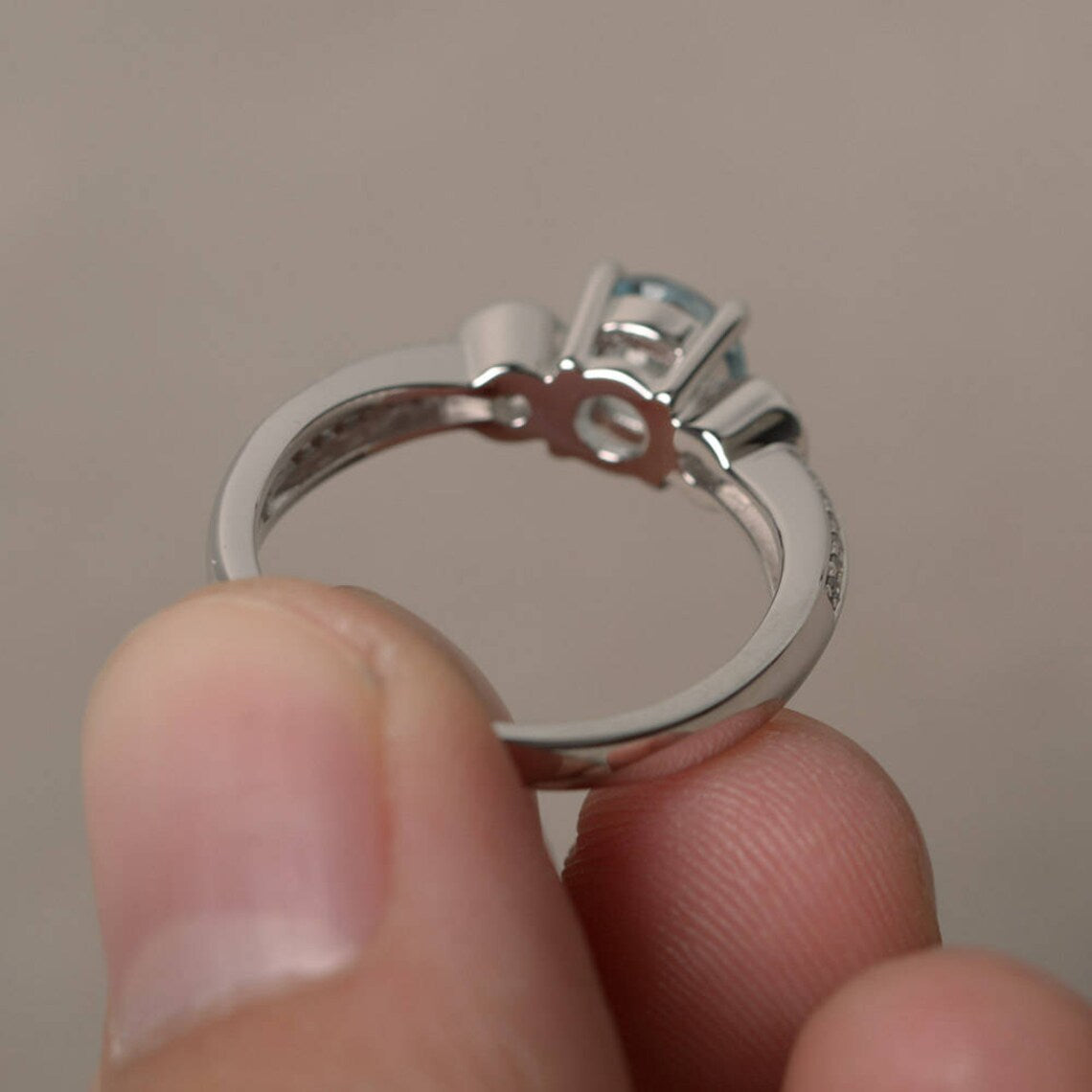 Natürlicher himmelblauer Topas-Ring im Rundschliff – 925er Sterlingsilber