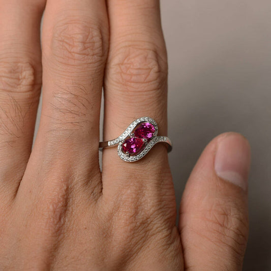 Niedlicher Rubin-Verlobungsring im Laborbirnenschliff – Ring aus 925er Sterlingsilber