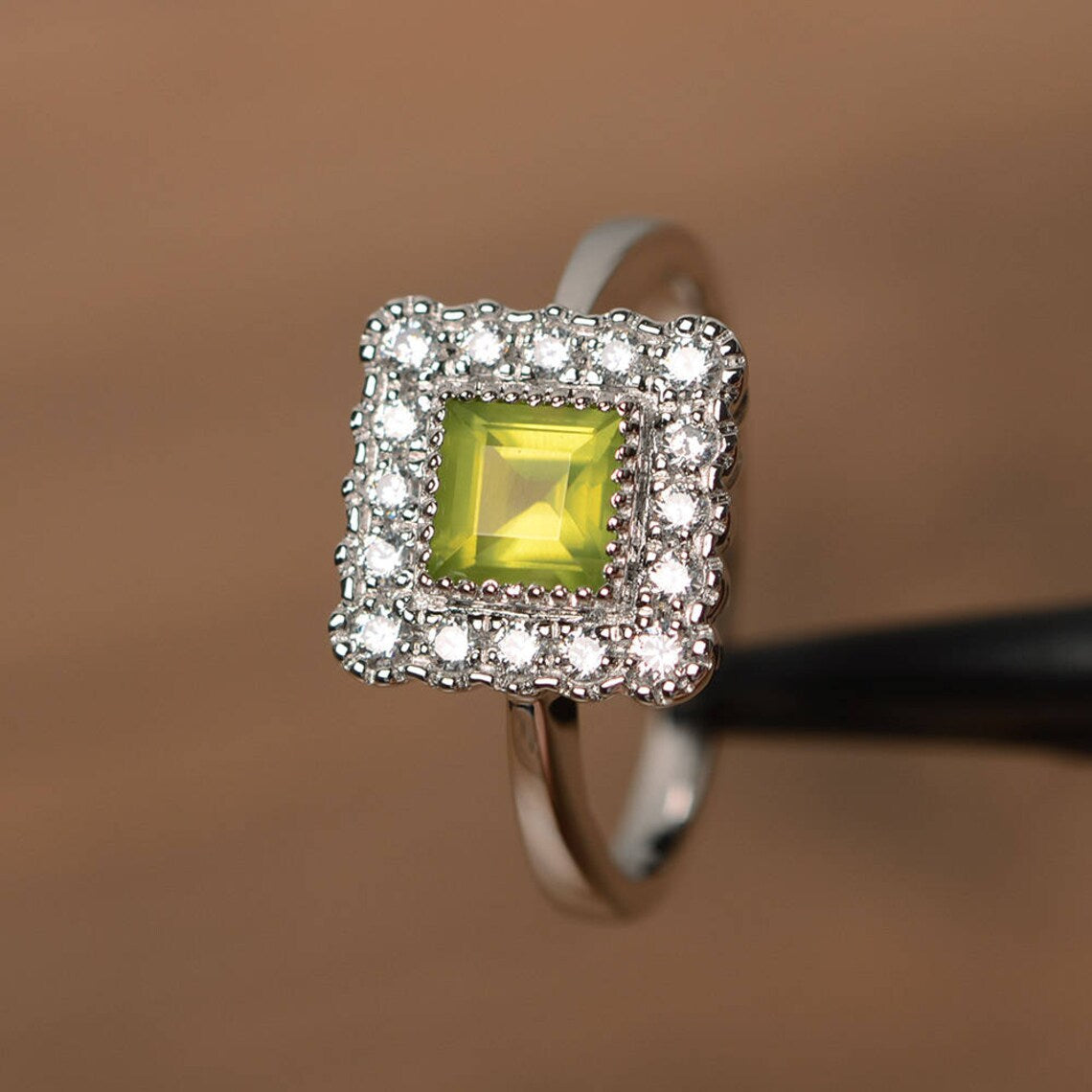 Natürlicher Peridot-Halo-Ring im Quadratschliff – Ring aus 925er Sterlingsilber