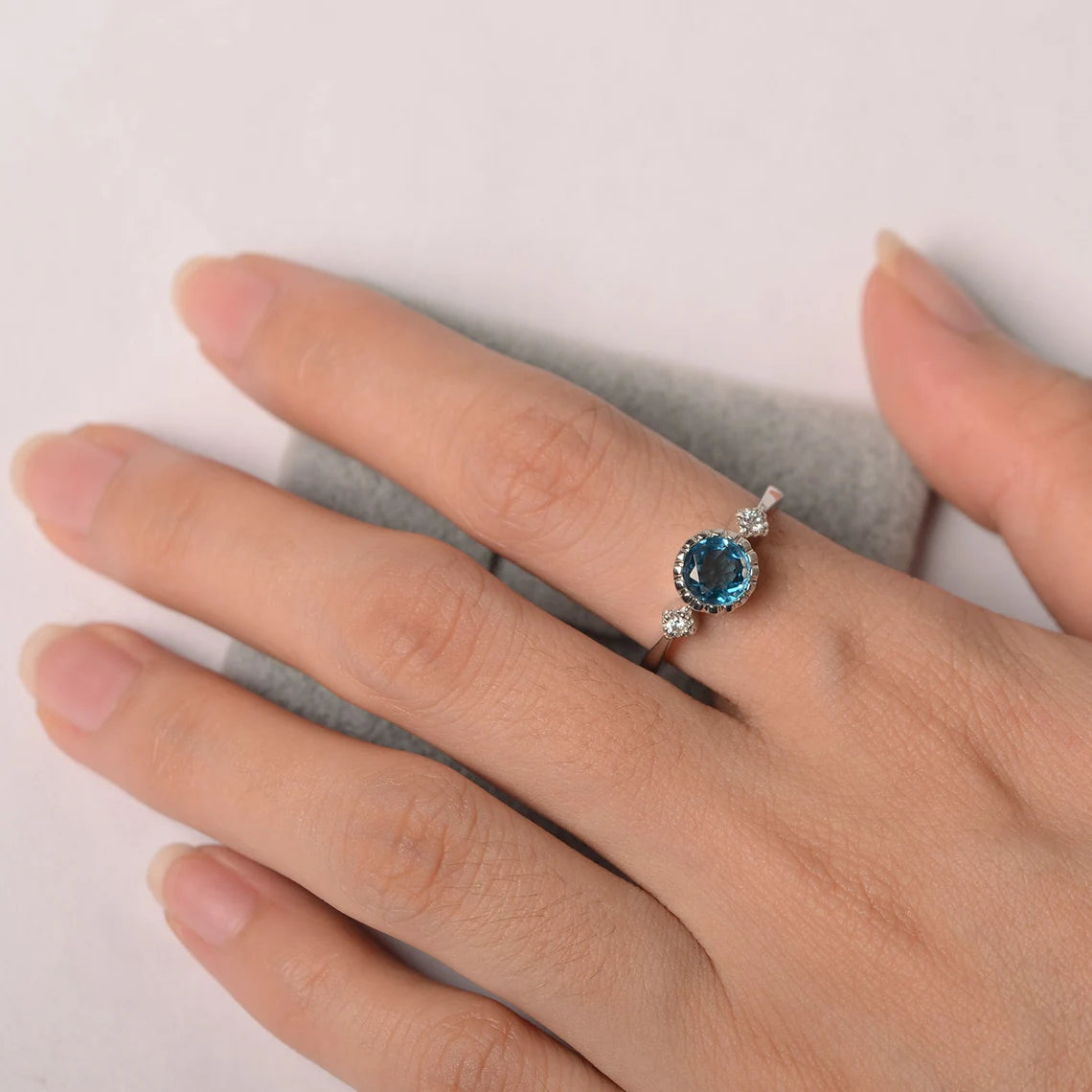 Natürlicher Schweizer Blautopas-Ring im Rundschliff – Ring aus 925er Sterlingsilber