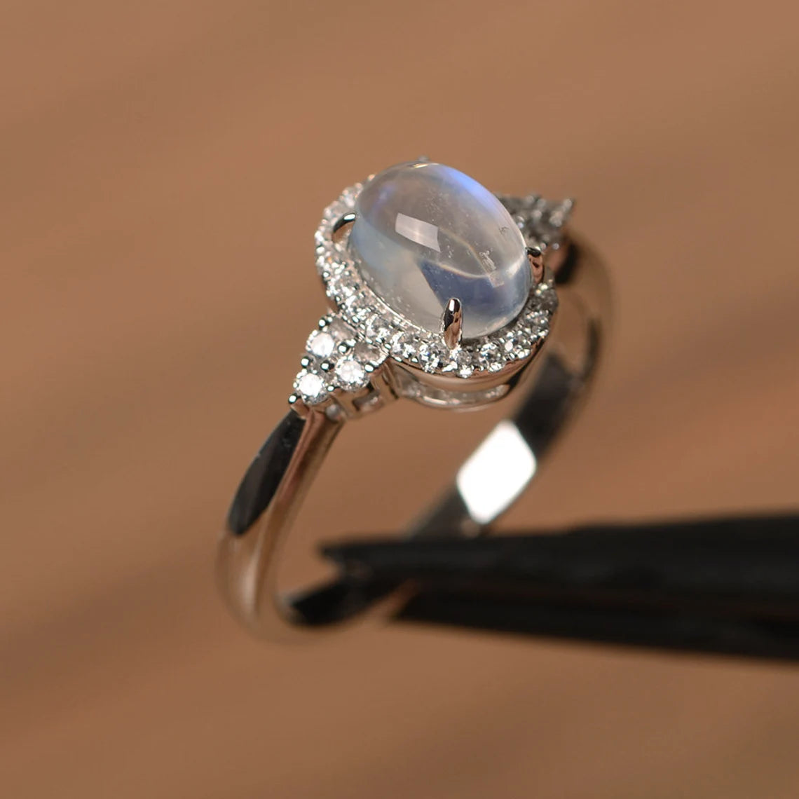 Bague halo de mariage en pierre de lune arc-en-ciel de coupe ovale naturelle - Bague en argent sterling 925