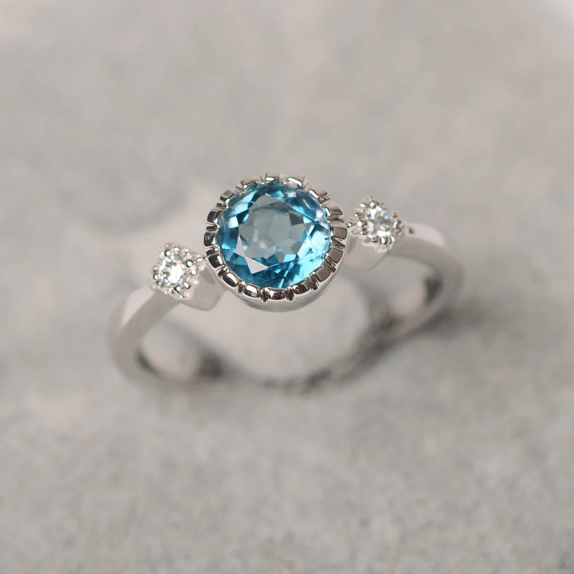 Natürlicher Schweizer Blautopas-Ring im Rundschliff – Ring aus 925er Sterlingsilber