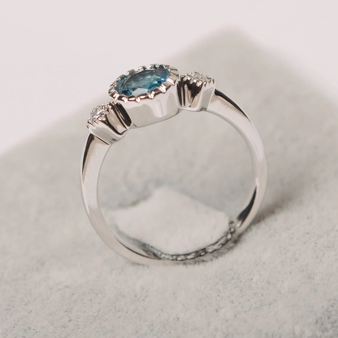 Natürlicher Schweizer Blautopas-Ring im Rundschliff – Ring aus 925er Sterlingsilber