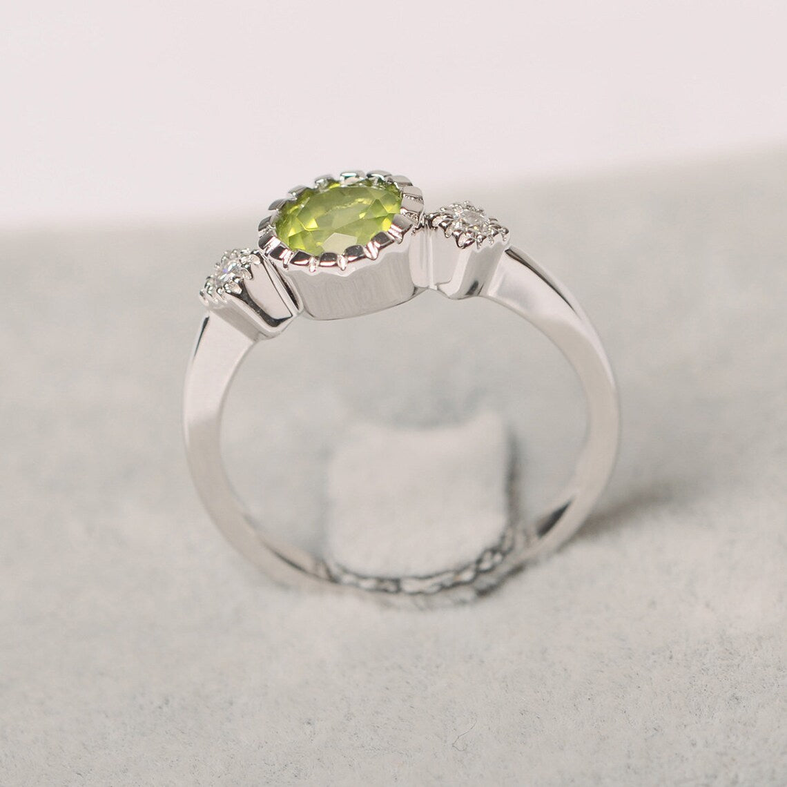 Natürlicher Peridot-Ring mit drei Steinen im Rundschliff – Ring aus 925er Sterlingsilber