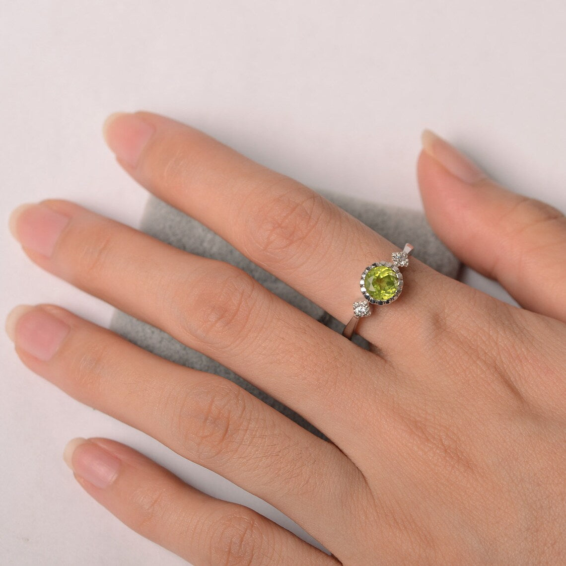 Natürlicher Peridot-Ring mit drei Steinen im Rundschliff – Ring aus 925er Sterlingsilber