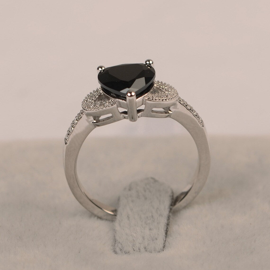 Natürlicher schwarzer Onyx-Ehering im Herzschliff – Ring aus 925er Sterlingsilber