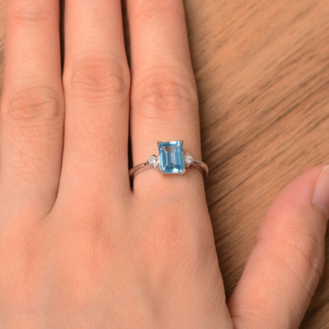 Bague solitaire topaze bleue suisse taille émeraude naturelle - Bague en argent sterling 925