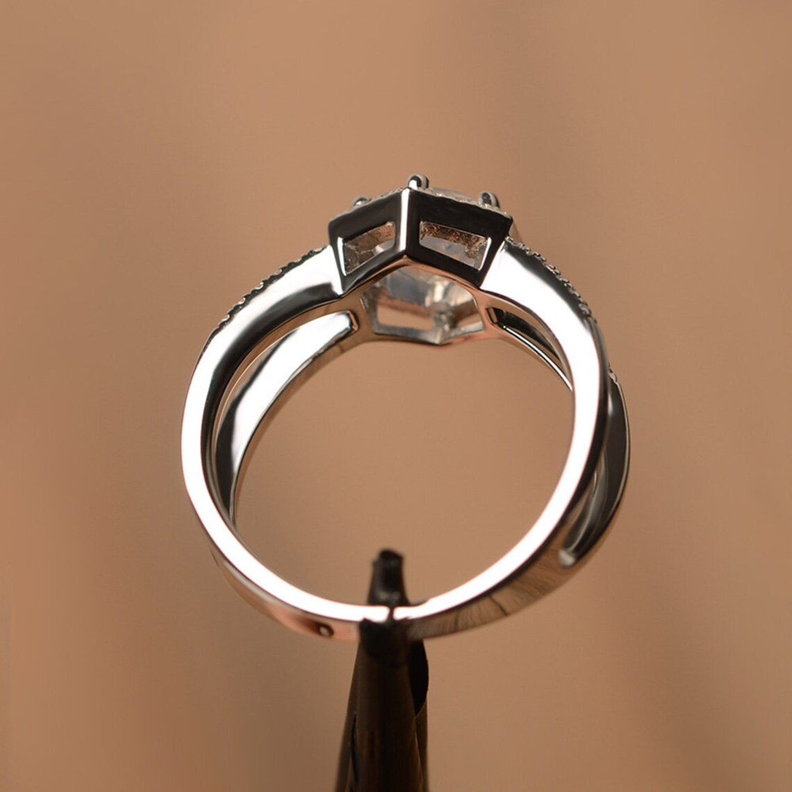 Bague de mariage halo de pierre de lune arc-en-ciel de coupe ronde naturelle - Bague en argent sterling 925