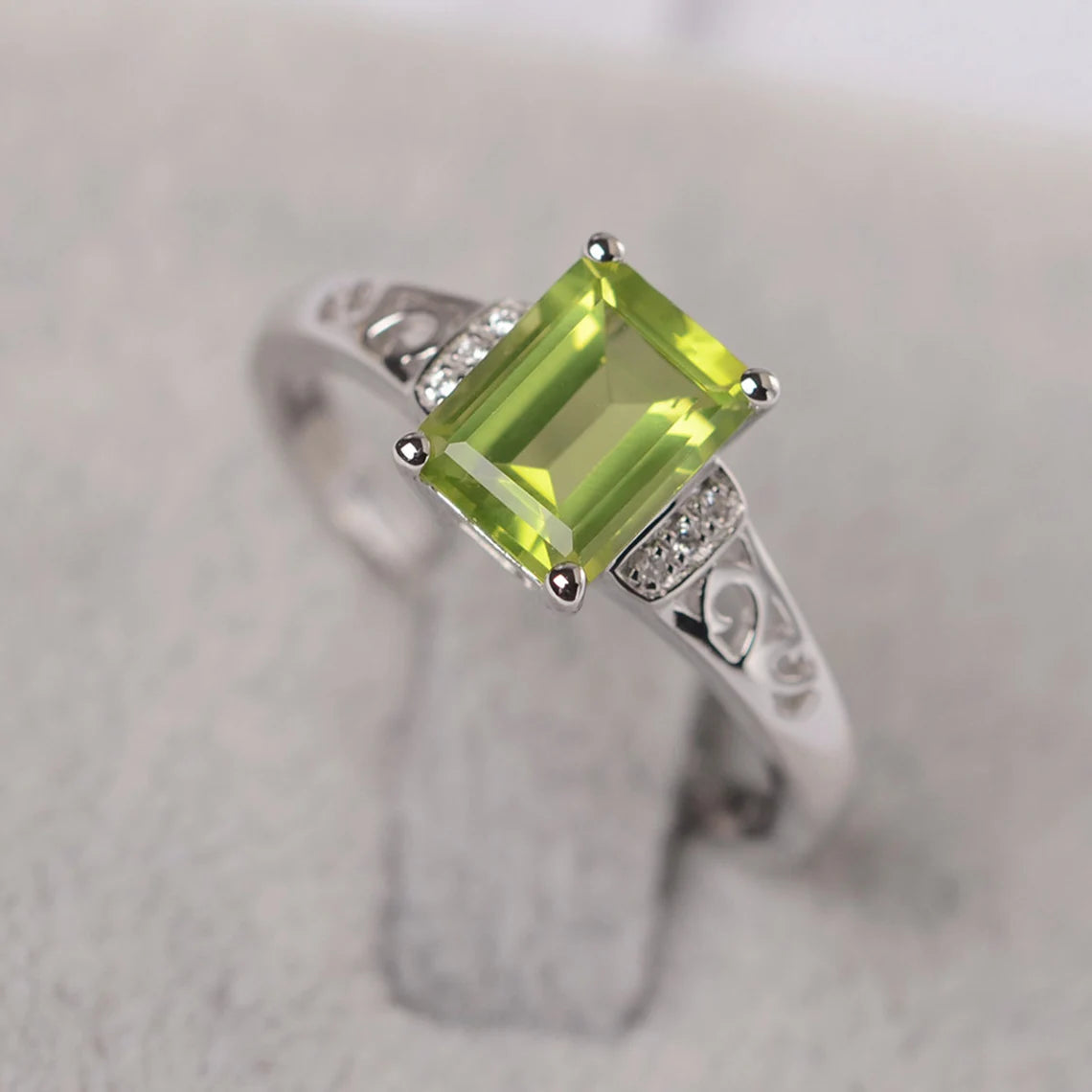 Natürlicher Peridot-Solitärring im Smaragdschliff – Ring aus 925er Sterlingsilber – Ringe mit sechs Krappen