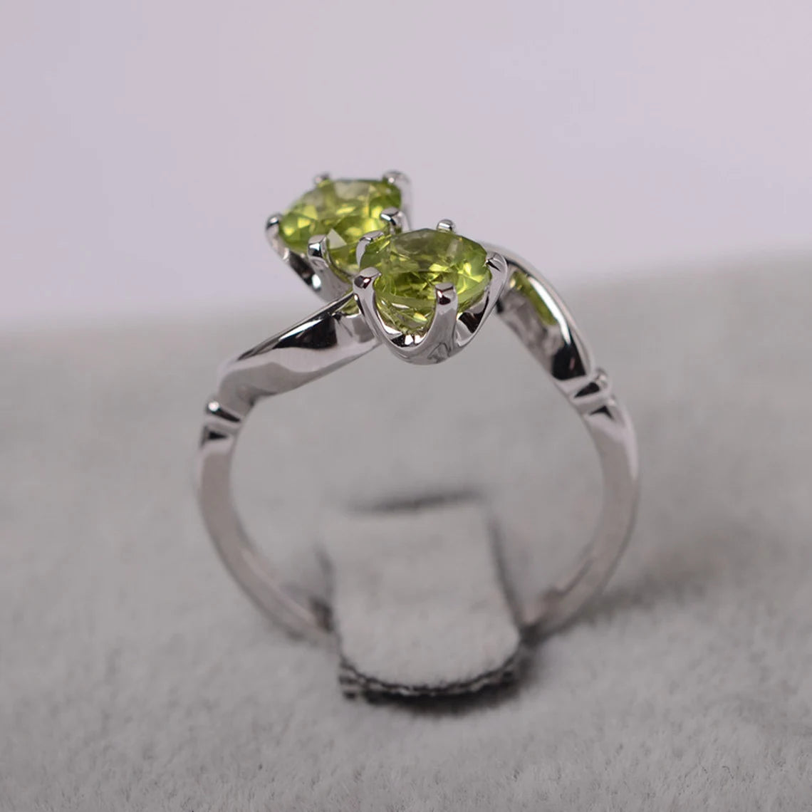 Natürlicher Peridot-Ring mit zwei Steinen im Rundschliff – Ring aus 925er Sterlingsilber – Verlobungsringe