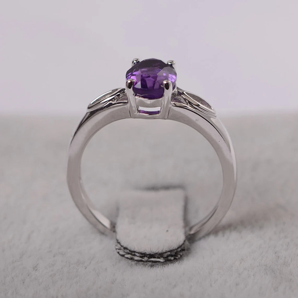 Natürlicher Amethyst-Solitärring im Ovalschliff – Ring aus 925er Sterlingsilber