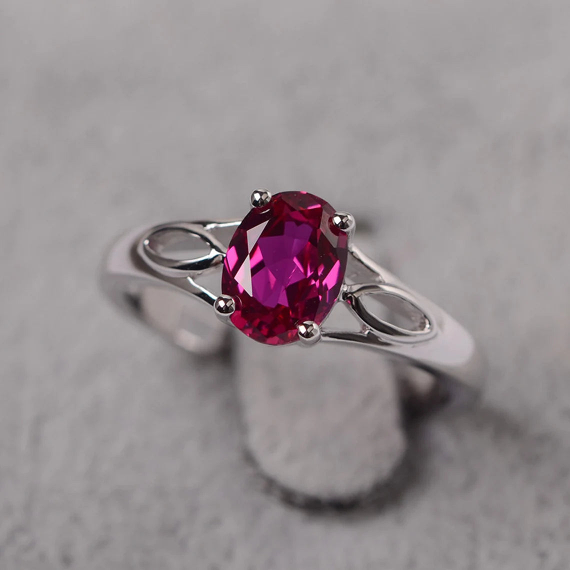 Bague solitaire rubis ovale créée en laboratoire - Bague en argent sterling 925