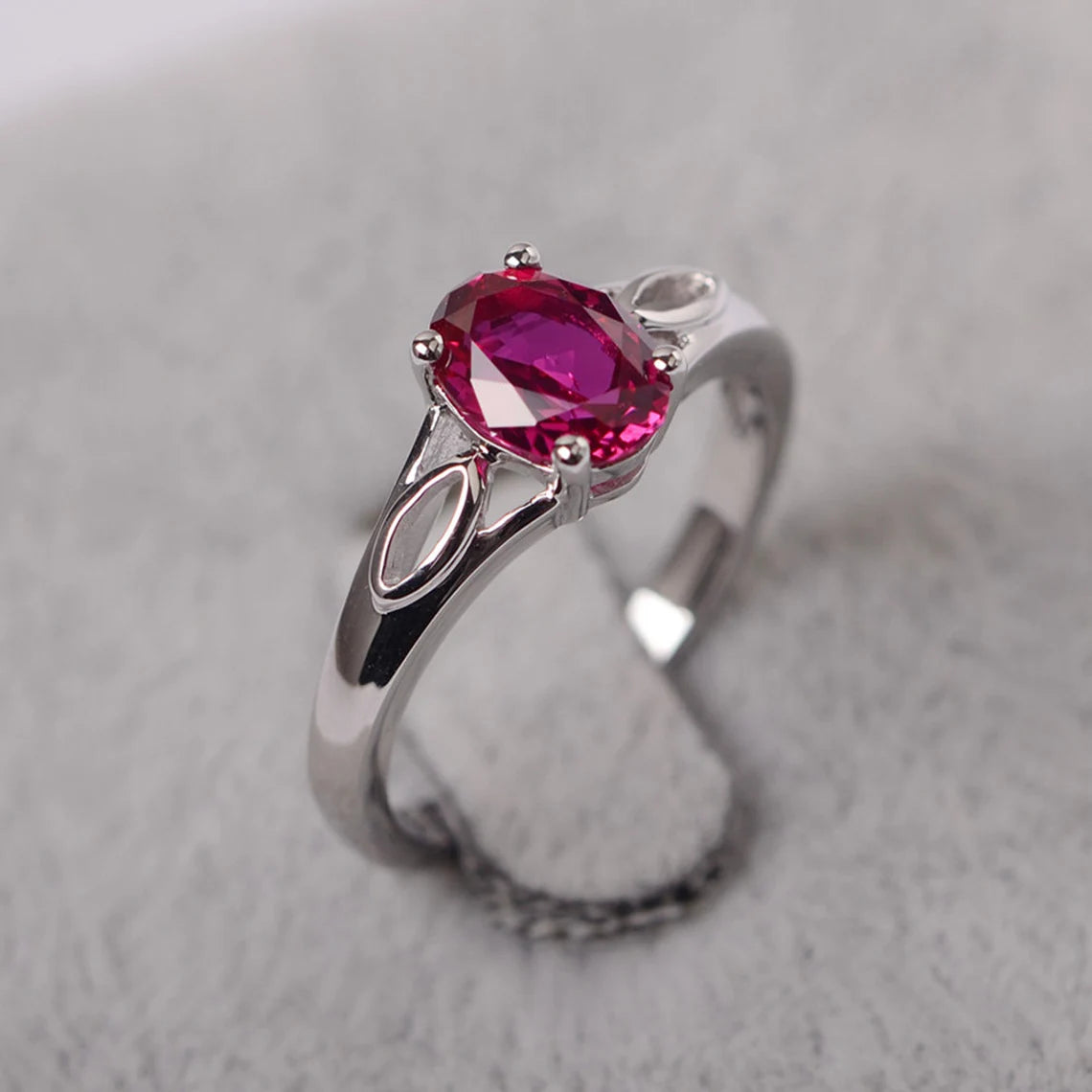 Bague solitaire rubis ovale créée en laboratoire - Bague en argent sterling 925