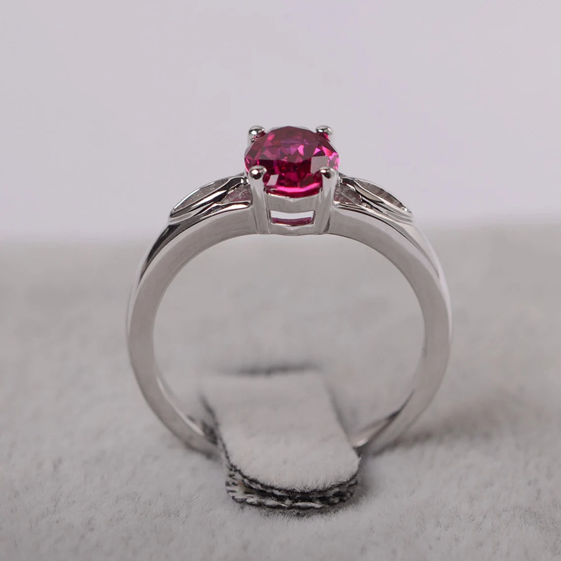 Bague solitaire rubis ovale créée en laboratoire - Bague en argent sterling 925