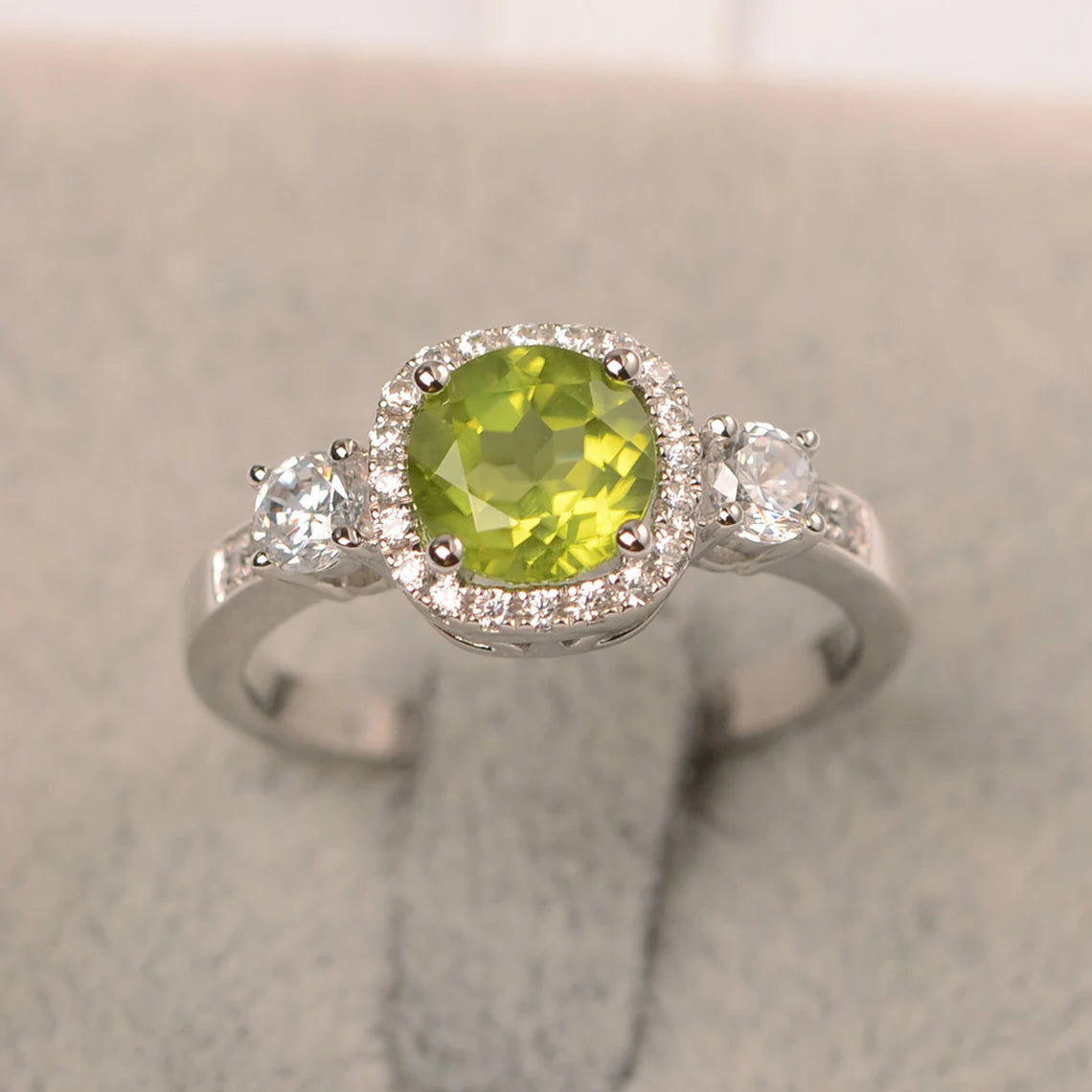 Natürlicher Peridot-Hochzeits-Halo-Ring im Rundschliff – Ring aus 925er Sterlingsilber