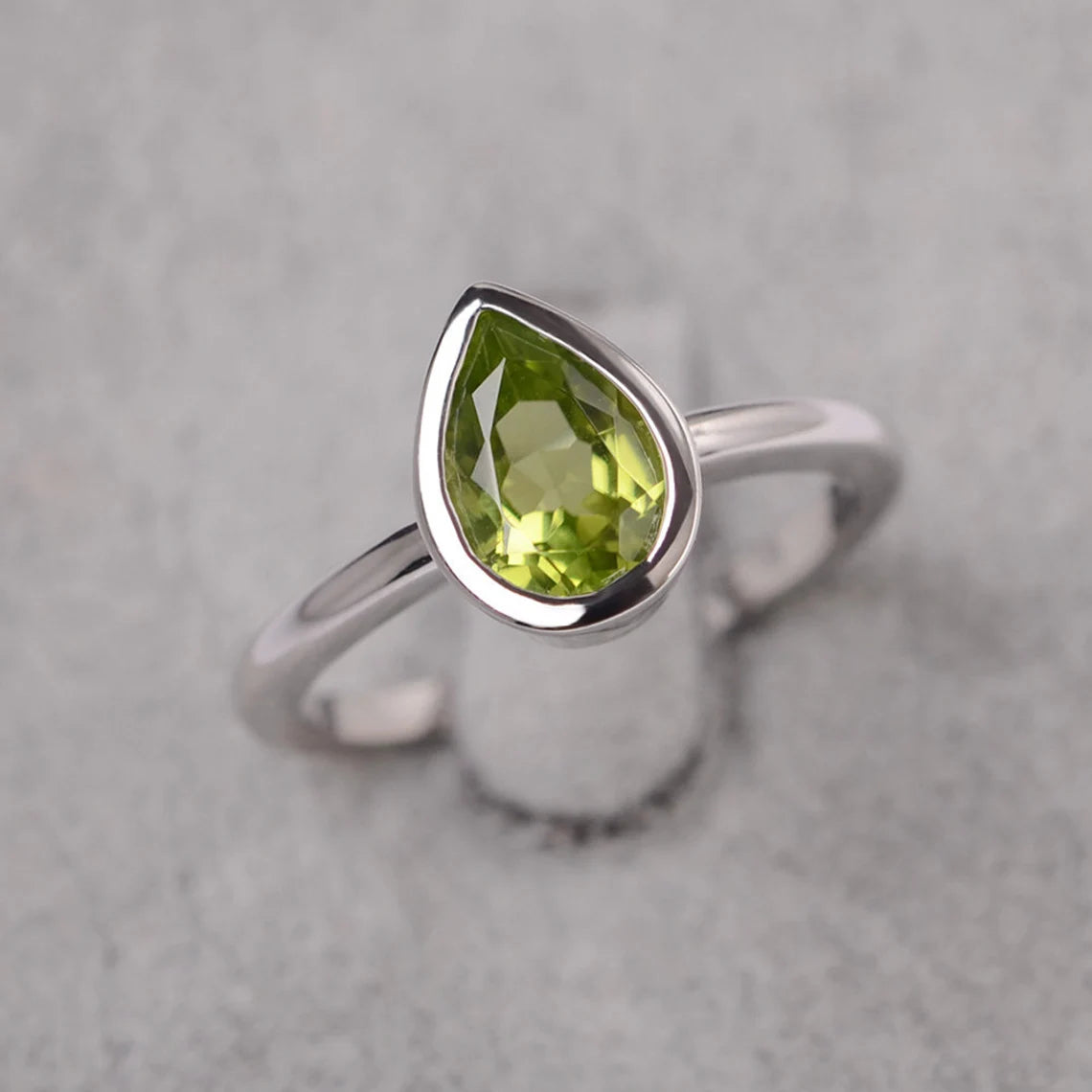 Natürlicher Peridot-Verlobungsring im Tropfenschliff – Ring aus 925er Sterlingsilber