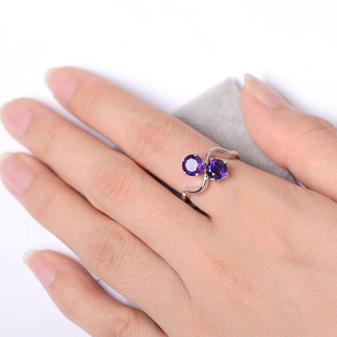 Natürlicher Amethyst-Verlobungsring mit zwei Steinen im Rundschliff – Ring aus 925er Sterlingsilber