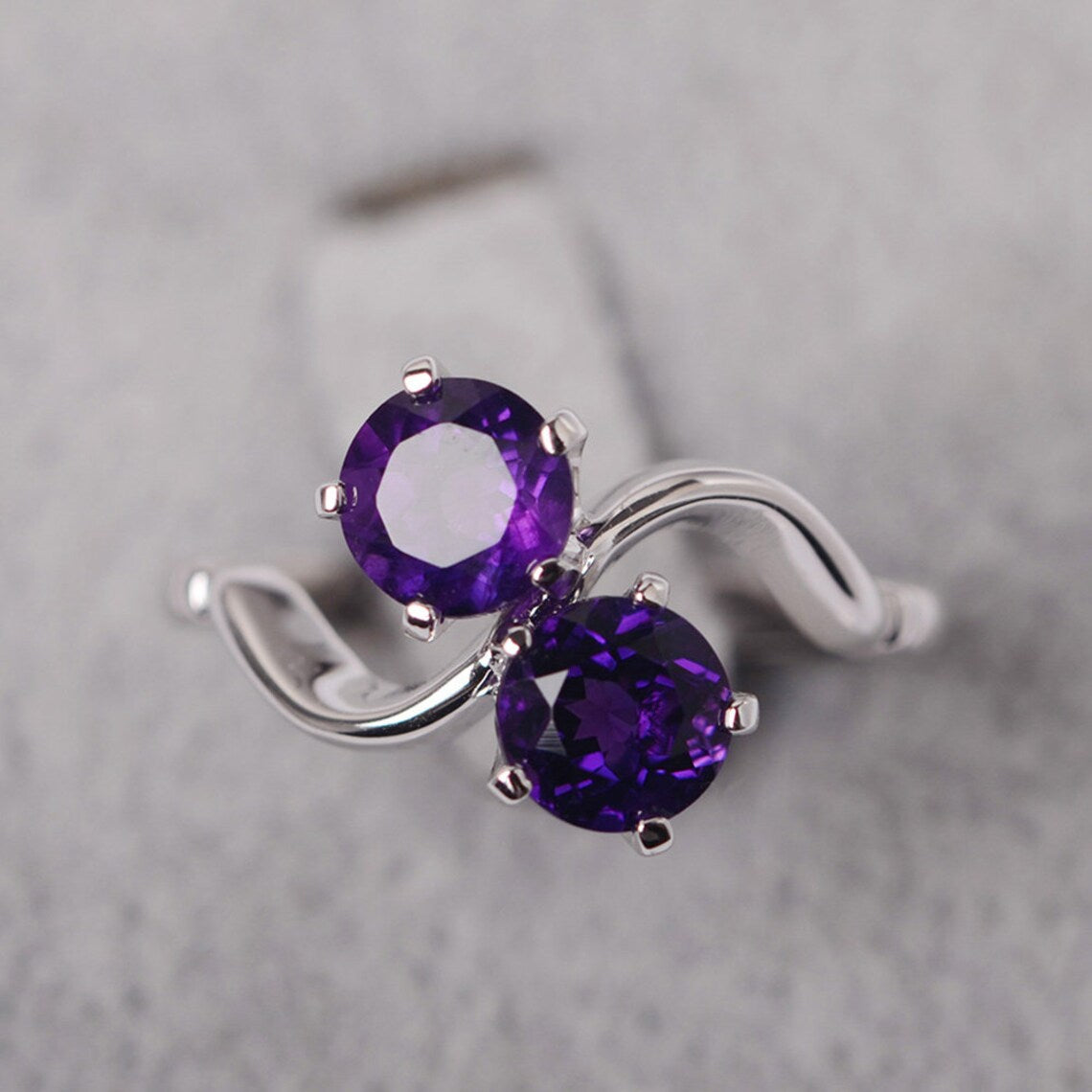 Natürlicher Amethyst-Verlobungsring mit zwei Steinen im Rundschliff – Ring aus 925er Sterlingsilber