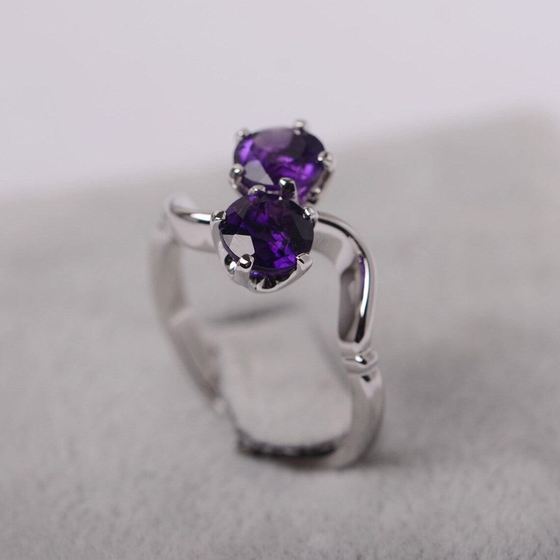 Natürlicher Amethyst-Verlobungsring mit zwei Steinen im Rundschliff – Ring aus 925er Sterlingsilber