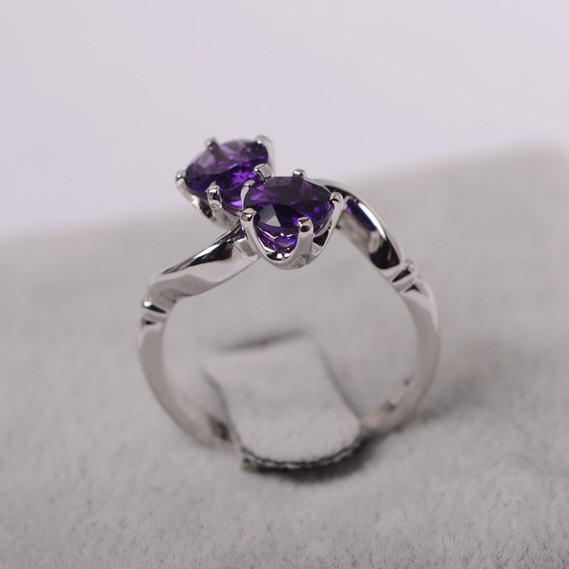 Natürlicher Amethyst-Verlobungsring mit zwei Steinen im Rundschliff – Ring aus 925er Sterlingsilber