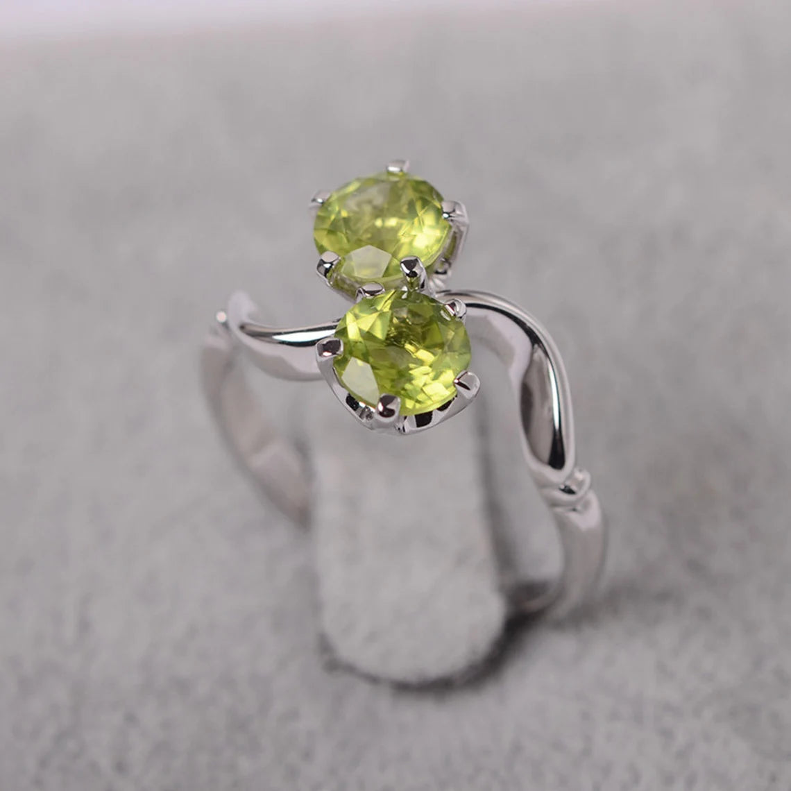 Natürlicher Peridot-Ring mit zwei Steinen im Rundschliff – Ring aus 925er Sterlingsilber – Verlobungsringe