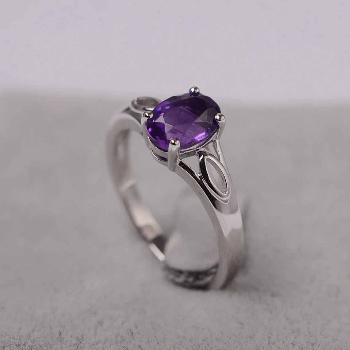 Natürlicher Amethyst-Solitärring im Ovalschliff – Ring aus 925er Sterlingsilber