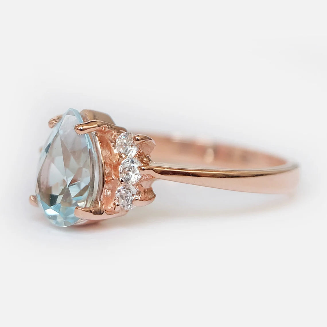 Statement-Ring mit Schweizer Blautopas – Ring aus 14-karätigem Roségold-Vermeil