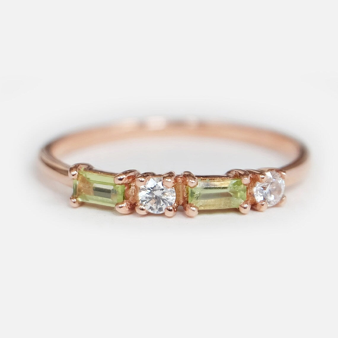 Halb-Ewigkeitsring mit Peridot-Baguetteschliff – Ring aus 14-karätigem Roségold-Vermeil