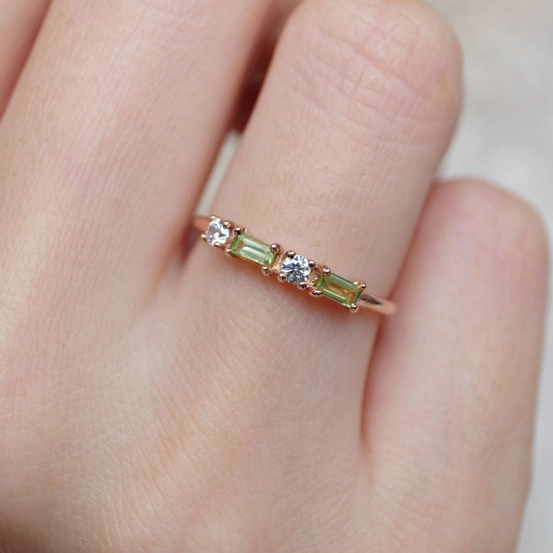 Halb-Ewigkeitsring mit Peridot-Baguetteschliff – Ring aus 14-karätigem Roségold-Vermeil