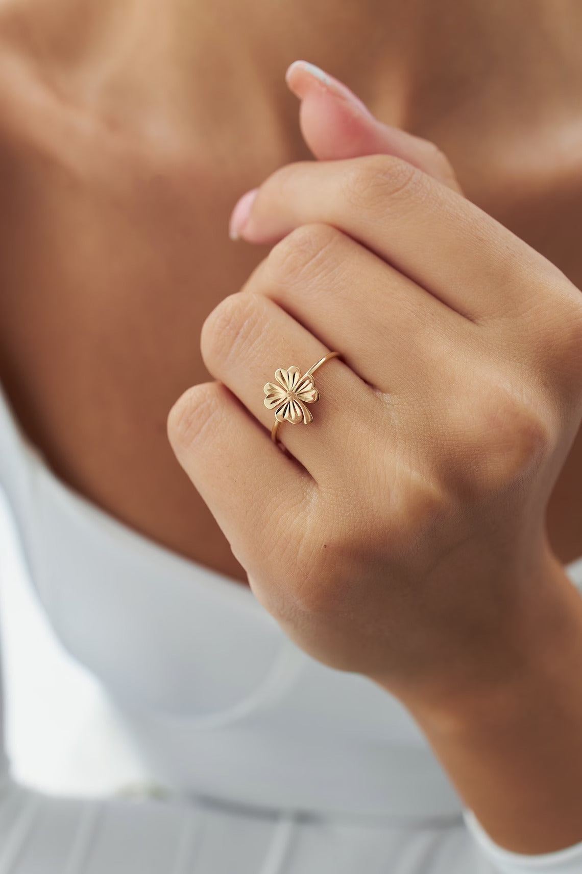 Ring mit vierblättrigem Kleeblatt aus 14-karätigem Gold – Glücksbringer-Ring – symbolischer Blumenring
