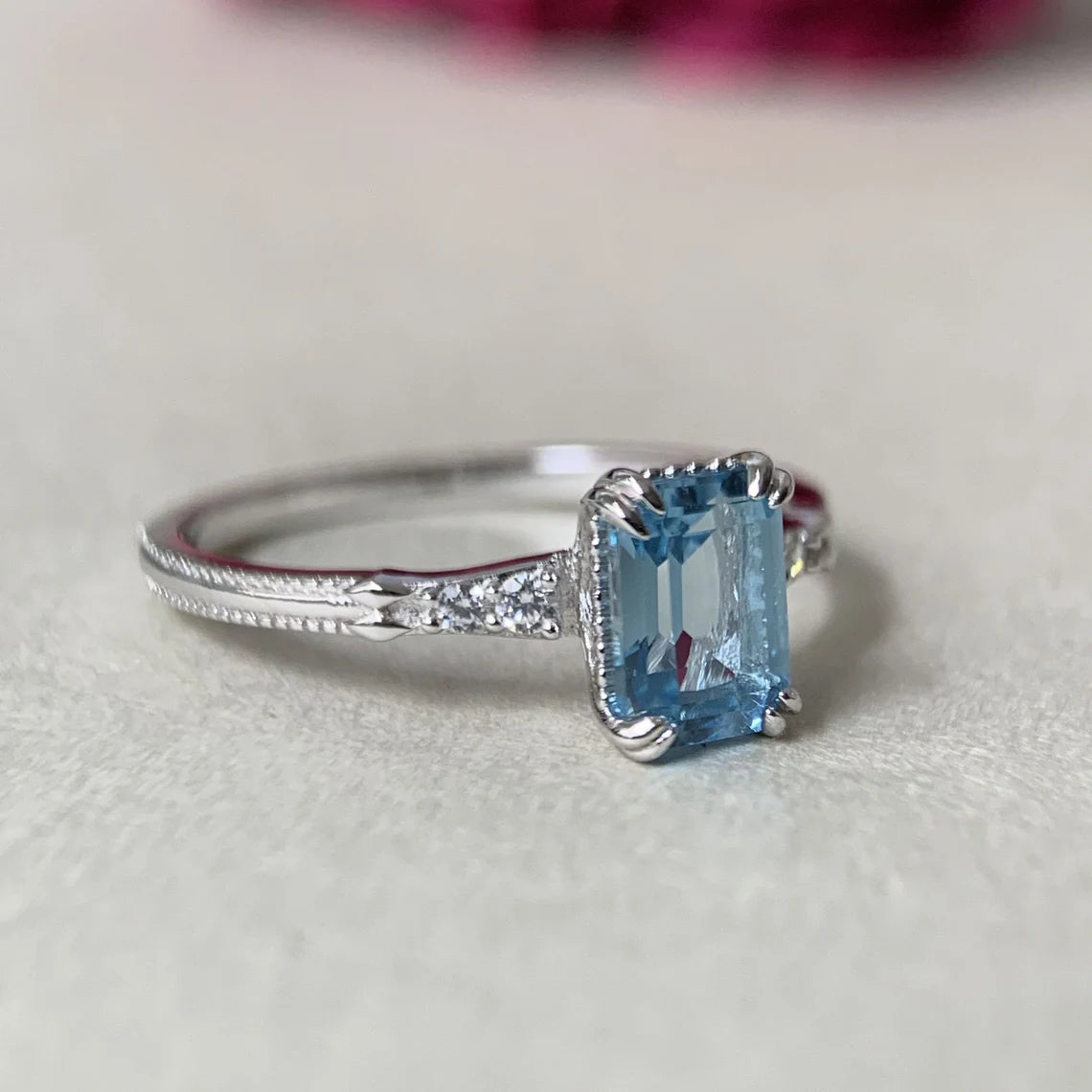 Bagues solitaire en topaze bleue suisse taille émeraude naturelle - Bague en argent sterling 925