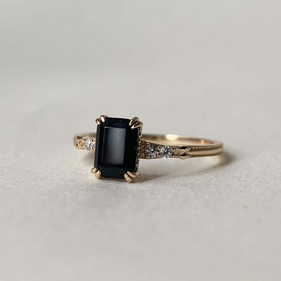 Natürlicher Solitärring aus schwarzem Onyx im Smaragdschliff – Vintage-Ring aus 14-karätigem Gold-Vermeil