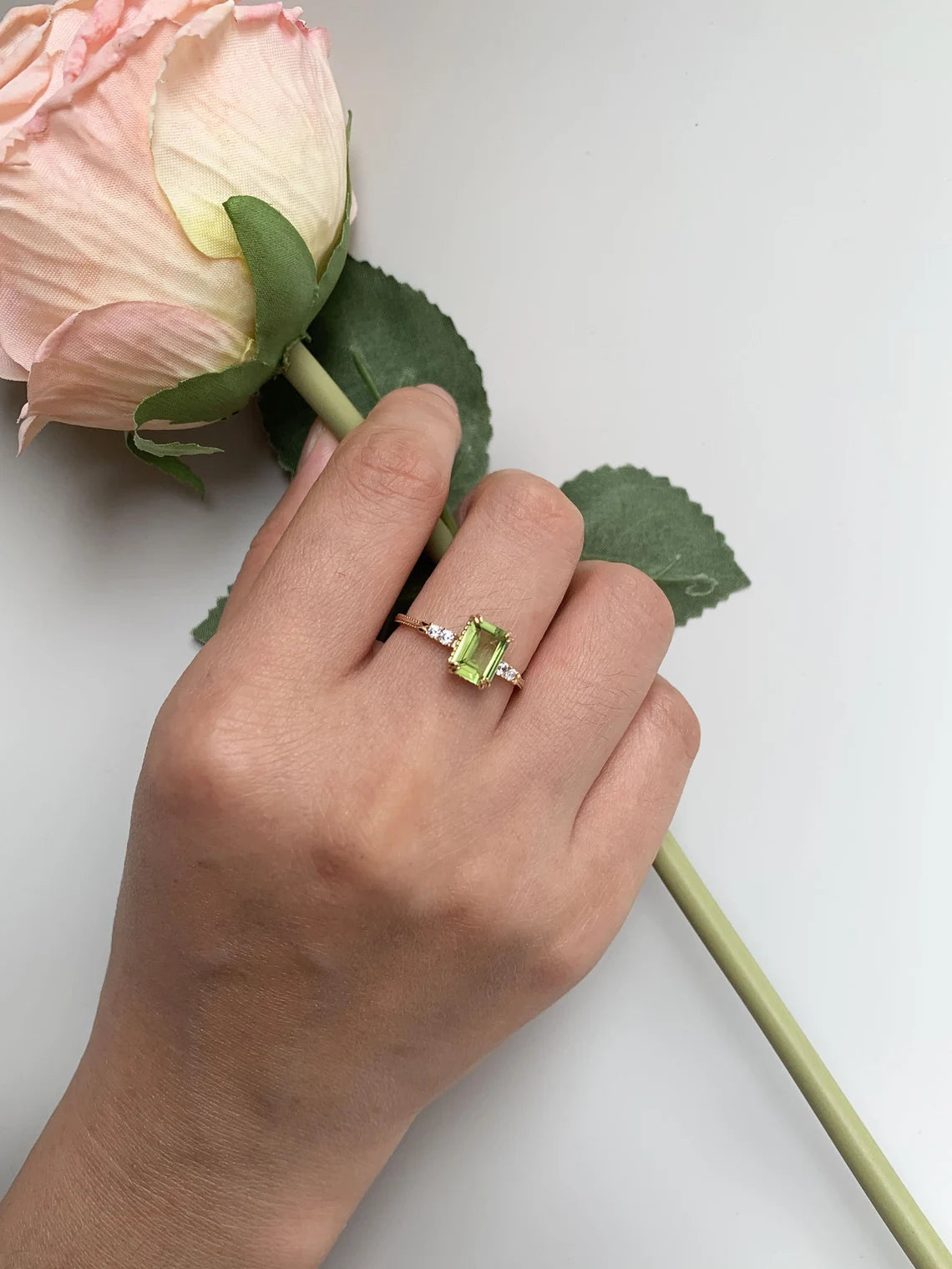 Natürlicher Peridot-Solitärring im Smaragdschliff – Ring aus 925er Sterlingsilber