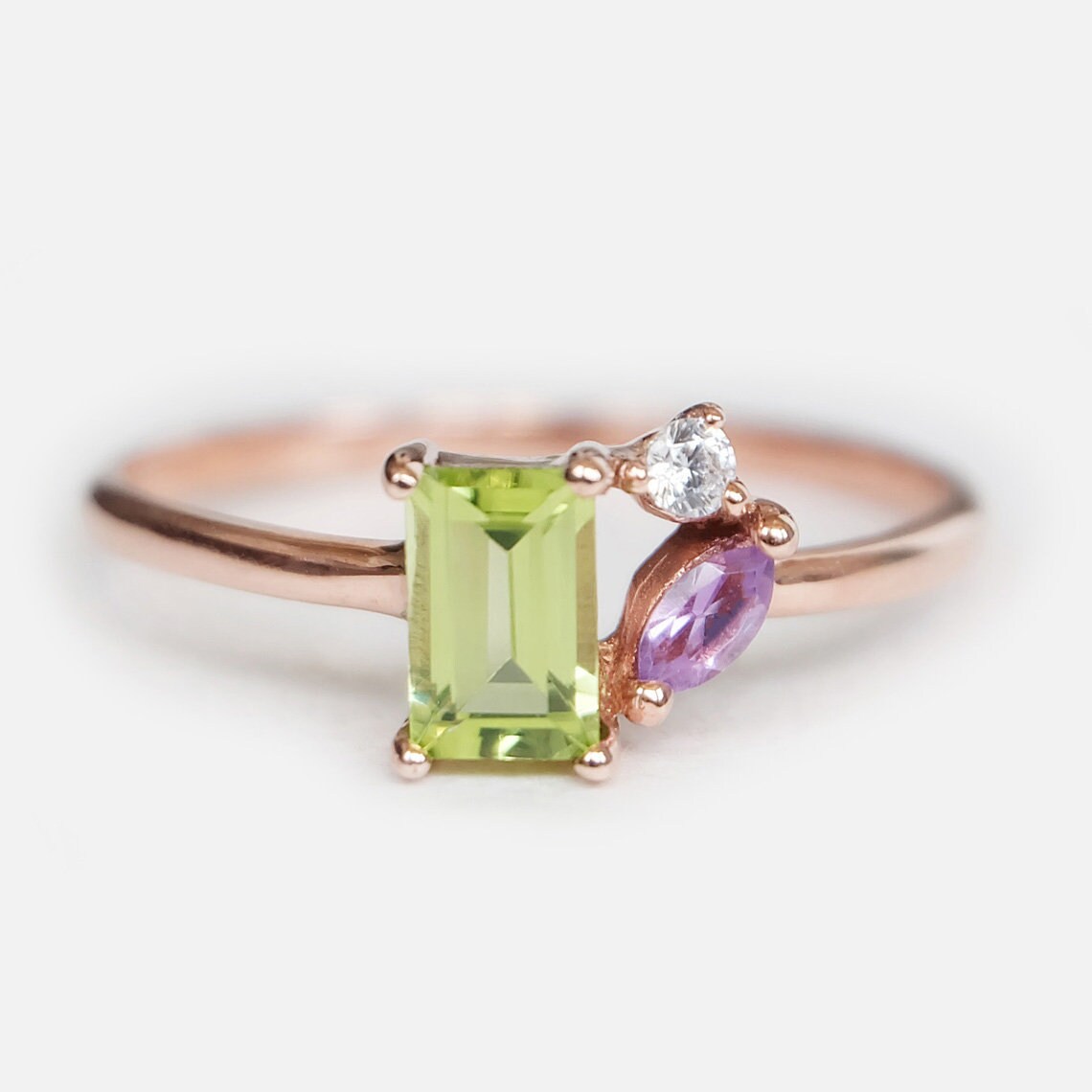 Statement-Ring mit Peridot und Amethyst – Ring aus 14 Karat Roségold – asymmetrischer Stapelring