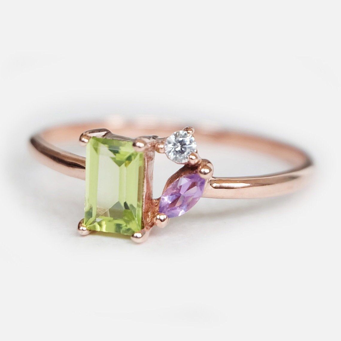 Statement-Ring mit Peridot und Amethyst – Ring aus 14 Karat Roségold – asymmetrischer Stapelring