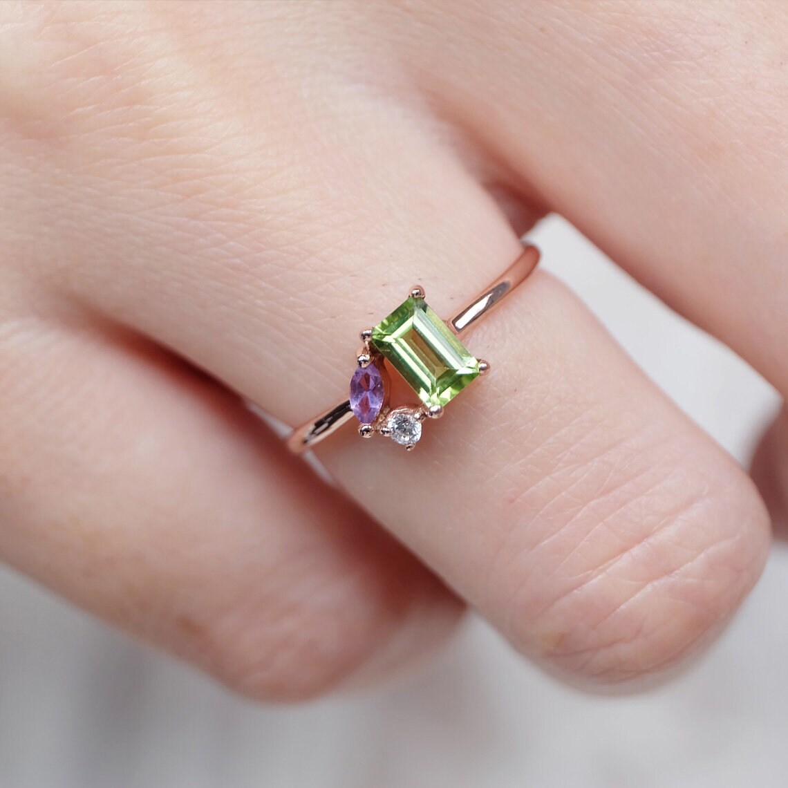 Statement-Ring mit Peridot und Amethyst – Ring aus 14 Karat Roségold – asymmetrischer Stapelring