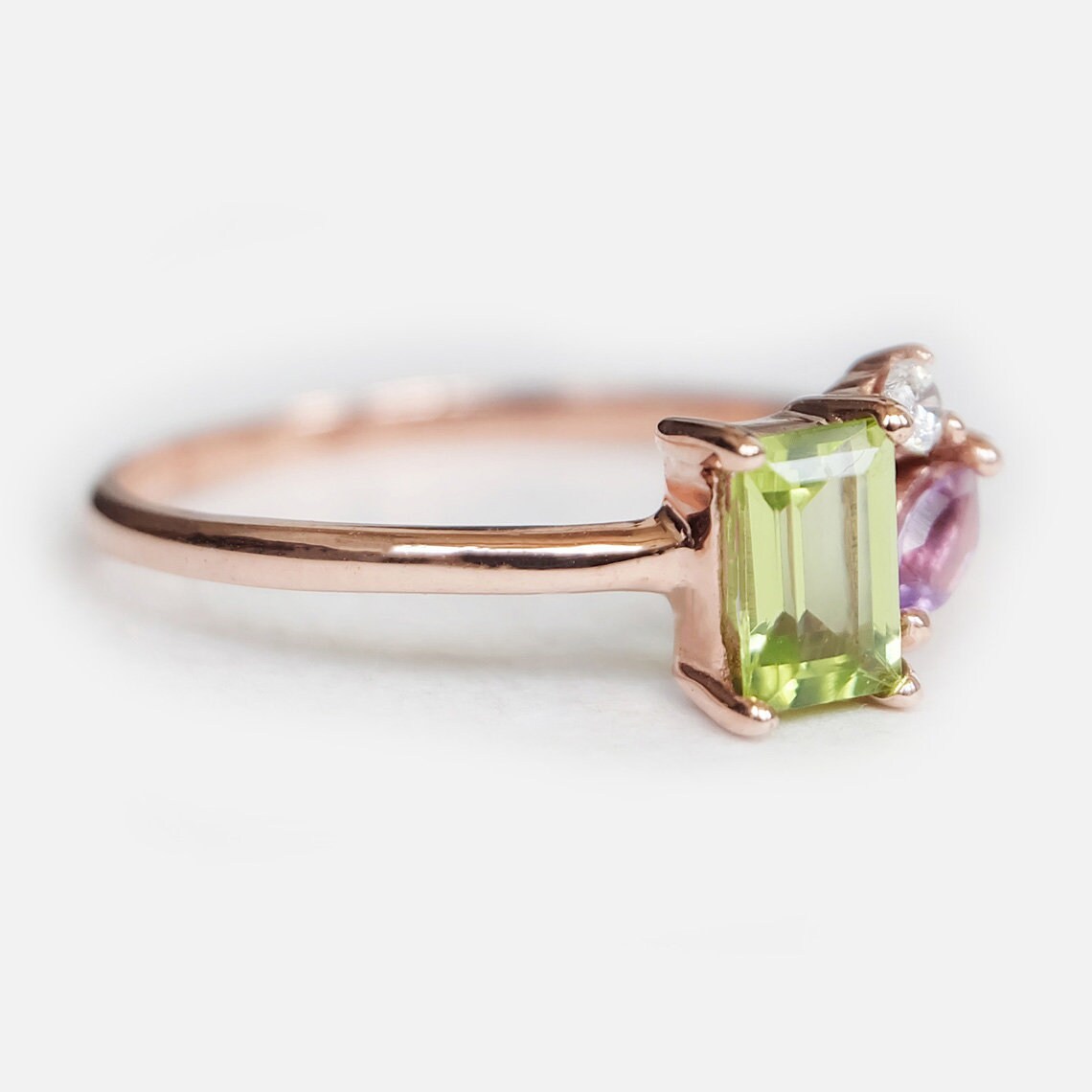 Statement-Ring mit Peridot und Amethyst – Ring aus 14 Karat Roségold – asymmetrischer Stapelring