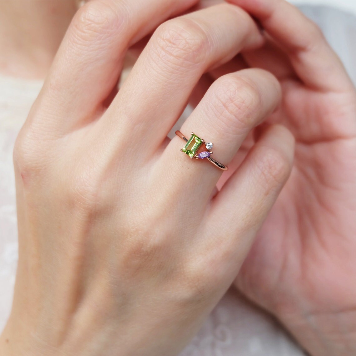 Statement-Ring mit Peridot und Amethyst – Ring aus 14 Karat Roségold – asymmetrischer Stapelring