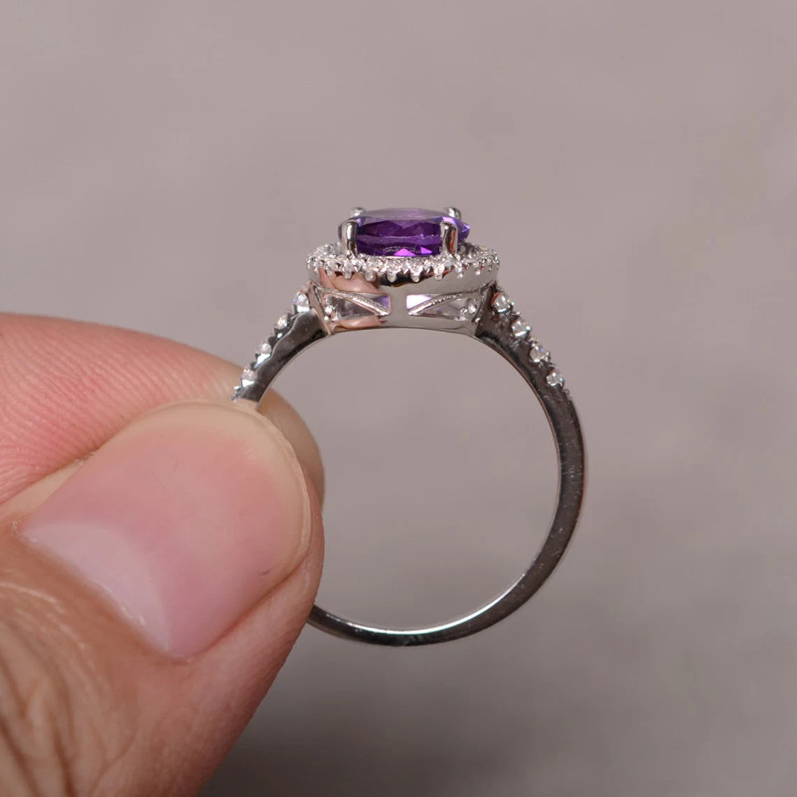 Natürlicher Amethyst-Halo-Ring im Rundschliff – Verlobungsring aus 925er Sterlingsilber