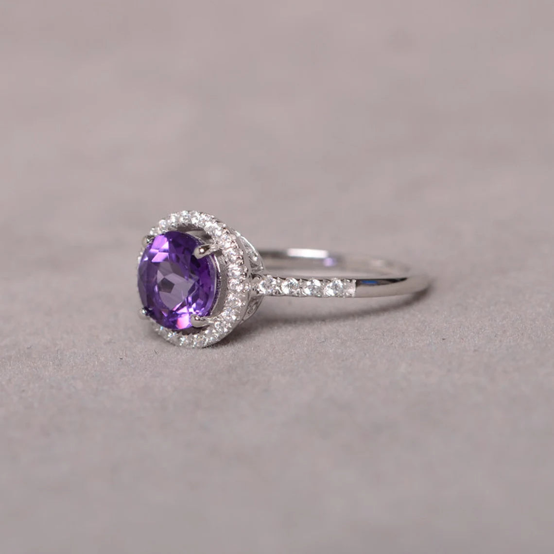 Natürlicher Amethyst-Halo-Ring im Rundschliff – Verlobungsring aus 925er Sterlingsilber