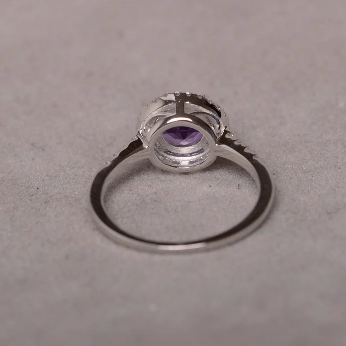 Natürlicher Amethyst-Halo-Ring im Rundschliff – Verlobungsring aus 925er Sterlingsilber